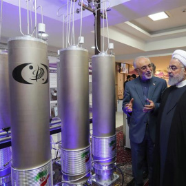 Fotografía de archivo realizada el 9 de abril de 2019 que muestra al presidente iraní, Hasán Rohaní, durante una visita a la organización de tecnología nuclear Ali Akbar Salehila en Teherán. EFE