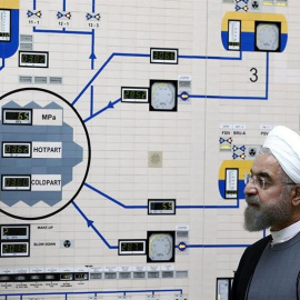 01/07/2019.- Fotografía de archivo realizada el 13 de enero de 2015 que muestra al presidente iraní, Hasán Rohaní, durante una visita a la planta nuclear de Bushehr en el sur de Irán. La República Islámica de Irán informó hoy de que ya ha superad