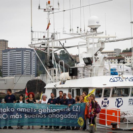 El barco de rescate humanitario Aita Mari, en el puerto de Pasaia este lunes. EFE/Javier Etxezarreta