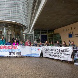 17/4/24 Alcaldes y cargos del BNG, con Ana Miranda y portavoces de los colectivos sociales que se oponen a la instalación de la fábrica de celulosa de Altri, el pasado martes en la sede de la Comisión Europea.