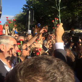 Concentració de protesta davant el Departament d'Economia i Hisenda de la Generalitat. Reparteixen clavells per donar als policies