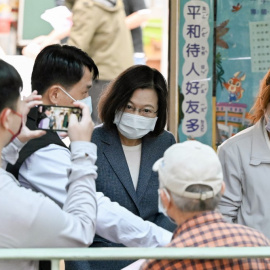 La presidenta de Taiwán, Tsai Ing-wen (centro), sale de un colegio electoral después de votar en las elecciones para alcalde en Nuevo Taipei.