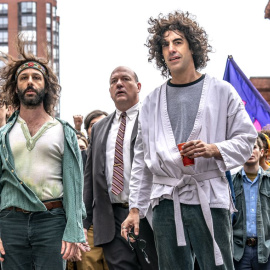 Jeremy Strong, John Carroll Lynch y Sacha Baron Cohen en una escena de 'El juicio de los 7 de Chicago'