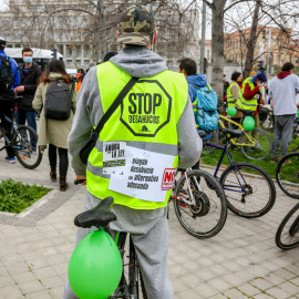 21/02/2021.- Varias personas protestan en bicicleta bajo el lema: 'Ningún desahucio sin alternativa adecuada' durante la manifestación por el derecho a la Vivienda, en el Paseo de la Castellana de Madrid (España). Ricardo Rubio / Europa Press