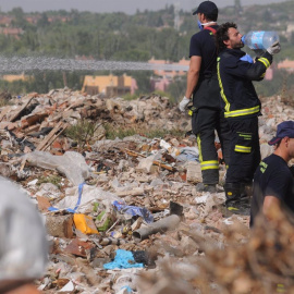 Un bombero agua después de sofocar parte del incendio ilegal de Valdemingómez de 2015.