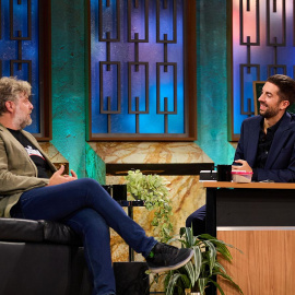 David Broncano, durante el cuarto programa de 'La Revuelta', junto al cómico Raúl Cimas.