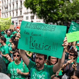 Decenas de personas durante una concentración por la educación pública, frente a la Consejería de Educación, a 21 de mayo de 2024, en Madrid.