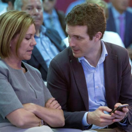 Pablo Casado charla con María Dolores de Cospedal durante un acto del PP en mayo de 2018. (RAÚL SANCHIDRÍAN | EFE)