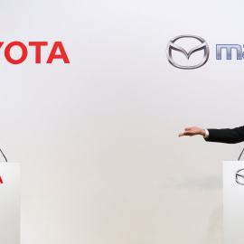 Los presidentes de Toyota, Akio Toyoda, y de Mazda, Masamichi Kogai, en la rueda de prensa en Tokio en la que han presentado su alianza. REUTERS/Kim Kyung-Hoon