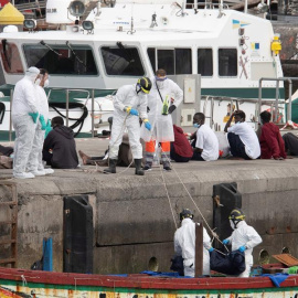 Un cayuco con 72 inmigrantes a bordo, uno de ellos fallecido y tres en estado grave, ha llegado este miércoles al puerto de los Cristianos, en Tenerife.