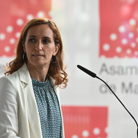 La diputada de Más Madrid a la Asamblea de Madrid Mónica García hace una declaración a la prensa antes de asistir a la primera jornada del debate de investidura de la presidenta electa a la Comunidad Isabel Díaz Ayuso este jueves.