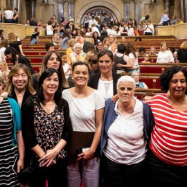 Representants de diversos partits que configuren l'actual Mesa del Parlament, aquest dilluns, que acull un ple simbòlic amb seixanta diputades i representants d'entitats feministes. EFE / Enric Fontcoberta