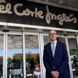 Jesús Nuño de la Rosa, presidente ejecutivo de El Corte Inglés, en la entrada de una de las tiendas del gruop. EFE/Chema Moya