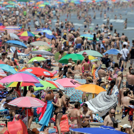 La playa de la Malvarrosa, en Valencia, saturada de bañistas el pasado fin de semana. EFE