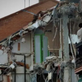 Vivir con la maleta hecha por si tu casa se reduce a escombros: Ayuso ordena nuevos derribos en San Fernando de Henares