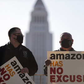 Varias personas protestan en apoyo de los esfuerzos de sindicalización de los trabajadores Amazon en Alabama