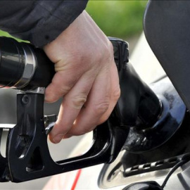 Un hombre repostando combustible en una gasolinera. EFE/Archivo