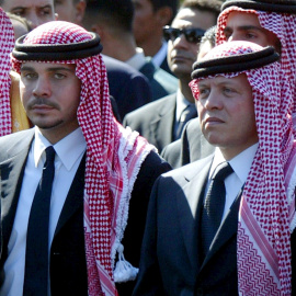 El ex príncipe heredero de Jordania Hamzah bin Al Hussein (izquierda) con su medio hermano el rey Abullah de Jordania (derecha) mientras caminan juntos en la procesión fúnebre del presidente palestino Yasser Arafat en El Cairo, Egipto, el 12 de noviemb