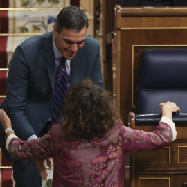 El presidente del Gobierno, Pedro Sánchez (i), felicita a la ministra de Hacienda y Función Pública, María Jesús Montero (d), durante la última jornada de debate y votación de los presupuestos en el pleno del Congreso, este jueves