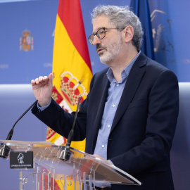 El portavoz económico de Sumar, Carlos Martín, durante una rueda de prensa, a 5 de marzo de 2024.