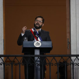 Gabriel Boric pronuncia su primer discurso como presidente de Chile desde el balcón del Palacio La Moneda.- Alberto Valdes / EFE