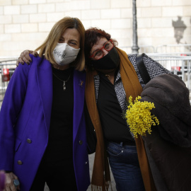 La expresidenta del Parlament Carme Forcadell y la exconsellera Dolors Bassa, durante un acto electoral sobre feminismo en la plaza Sant Jaume de Barcelona, Catalunya (España) a 3 de febrero de 2021.