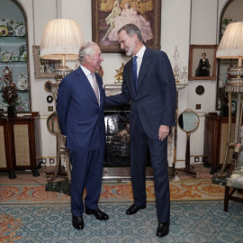 El rey Carlos III charla con Felipe VI, en su reciente encuentro en Clarence House, en Londres. REUTERS/Yui Mok/Pool