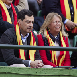 El presidente de la Junta de Andalucía, Juanma Moreno, junto a la alcaldesa de Marbella, María Ángeles Muñoz, durante el homenaje a Manolo Santana en el Club de Tenis Puente Romano, en marzo de 2022. E.P./Joaquin Corchero