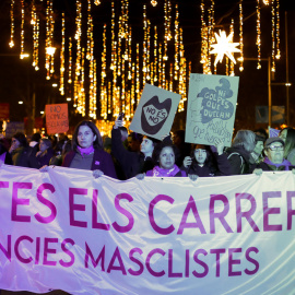 25/11/2022 - Imatge de la manifestació d'aquest 25N de 2022 a Barcelona, que ha reunit 3.000 persones.