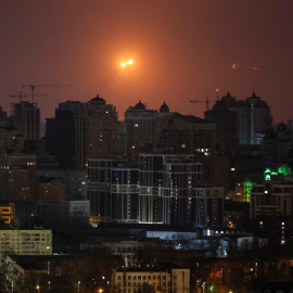 Una explosión de un misil se ve en el cielo sobre la ciudad de Kiev (Ucrania)durante un ataque con misiles rusos, en medio del ataque de Rusia a Ucrania, el 24 de marzo 2024.