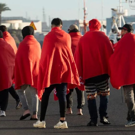 Personal de Salvamento Marítimo atiende a migrantes rescatados en Canarias.