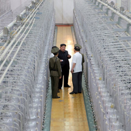 El líder norcoreano Kim Jong-un recorre las instalaciones de una base de producción de materiales nucleares aptos para armas, a 13 de septiembre de 2024.