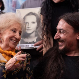 El argentino Javier Matias Darroux (d), de 41 años, y Estela de Carlotto (i), presidenta de Abuelas Plaza de Mayo, ofrecen una rueda de prensa este jueves, en Buenos Aires (Argentina). Darroux es el "nieto 130" robado por la dictadura argentina (1976-198