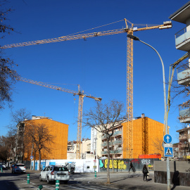 Una imatge d'un bloc en construcció a Girona.