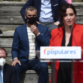 Toni Cantó observa a la presidenta de la Comunidad de Madrid, Isabel Díaz Ayuso, durante la presentación de la candidatura del PP de Madrid para las elecciones a la Asamblea de Madrid en el Auditorio del Parque Lineal del Manzanares, en Madrid (España