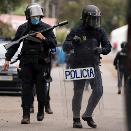 Agentes de la Policía Nacional han intervenido este martes en el campamento humanitario de Las Raíces, en La Laguna (Tenerife).