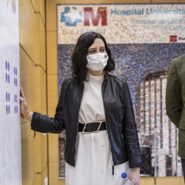 La presidenta de la Comunidad de Madrid, Isabel Díaz Ayuso y el consejero de Sanidad de la Comunidad de Madrid, Enrique Ruiz Escudero durante su visita al Hospital Universitario La Paz, a 6 de abril de 2021, en Madrid (España).