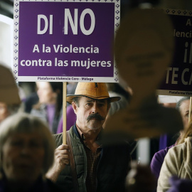 Miles de personas recorren las calles de la capital en la manifestación del 25N por la eliminación de la violencia contra las mujeres, a 25 de noviembre de 2022 en Málaga (Andalucía, España). Miles de personas han participado en las manifestaciones c