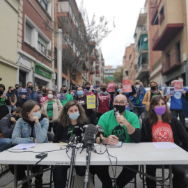 Representants del moviment pel dret a l'habitatge durant una roda de premsa a Nou Barris, Barcelona. Sindicat de Llogateres