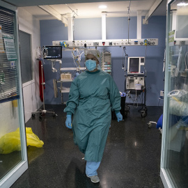 Una trabajadora sanitaria en la zona covid de la unidad de cuidados intensivos (UCI) del Hospital del Mar, en Barcelona. AFP/Josep Lago