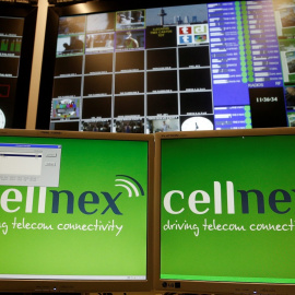 El logo de Cellnex en las pantallas de sendos ordenadores en el centro de control de Torrespaña. REUTERS/Sergio Perez