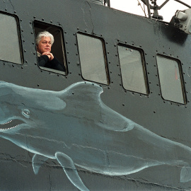 El capitán Paul Watson, fundador de la Sea Shepherd Conservation Society, se encuentra a bordo de su barco, el Ocean Warrior , el 7 de julio del 2000 frente a Tórshavn, en las Islas Feroe en el Mar del Norte Atlántico.