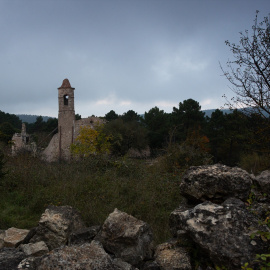 La iglesia de San Salvador, en el pueblo abandonado de La Mussara, a 28 de octubre de 2021, en Vilaplana, Baix Camp, Tarragona, Catalunya (España).