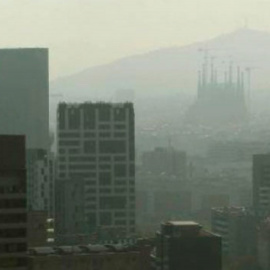 La Sagrada Família, en el fondo, durante un periodo de alta contaminación en Barcelona. EFE/Archivo