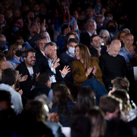 Mauricio Macri (C-l), expresidente de Argentina, y Eugenia Vidal (C-R), exgobernadora de la provincia de Buenos Aires, asisten al cierre de campaña del partido "Juntos por el Cambio"