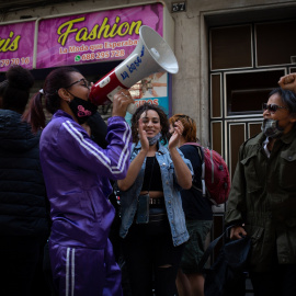 Más de un centenar de personas concentradas para paralizar un desahucio en Barcelona.