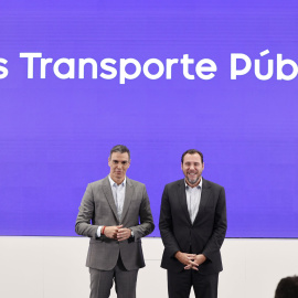 - El presidente del Gobierno, Pedro Sánchez (i) y el Ministerio de Transporte y Movilidad Sostenible, Oscar Puente, presentan la nueva campaña ‘Transporte público, ¿lo pillas?