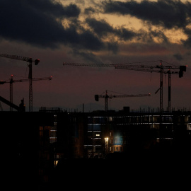 Las grúas de varios edificios en construcción, en el atardecer, en Madrid. REUTERS/Susana Vera