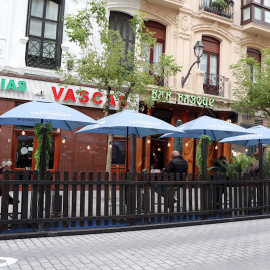 Clientes en un bar de Bilbao.