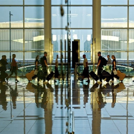 Viajeros en el aeropuerto de Madrid-Barajas. E.P.